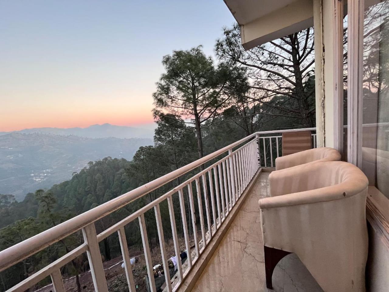 Hotel Tribe View - Away From City Hustle !! Top Rated & Most Awarded Property !! A Peaceful Stay Kasauli Exteriör bild